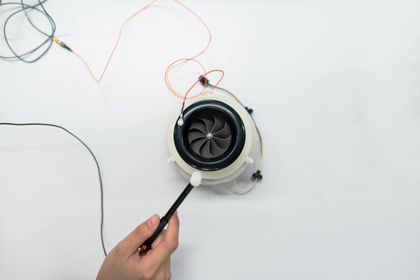 Comment optimiser l'arrangement des ventilateurs dans un boîtier pour maximiser le flux d'air?