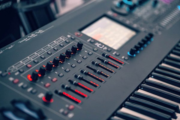 Quels sont les critères pour choisir un clavier avec un temps de réponse rapide pour les jeux compétitifs?